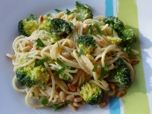 s_brokkoli-nudeln-in-gorgonzola-kaese-sauce Kohlgemüse - Brokkoli - Hofladen Altkö